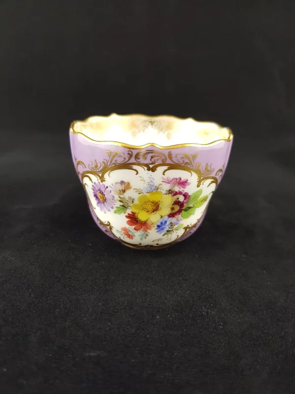 MEISSEN - Tasse en porcelaine, décor floral et dorure sur fond lilas