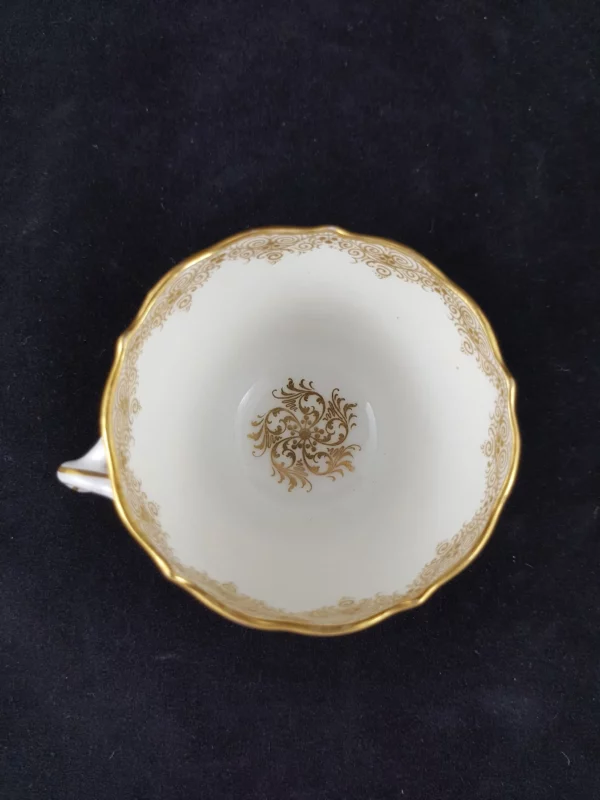 MEISSEN - Tasse en porcelaine, décor floral et dorure sur fond lilas – Image 2