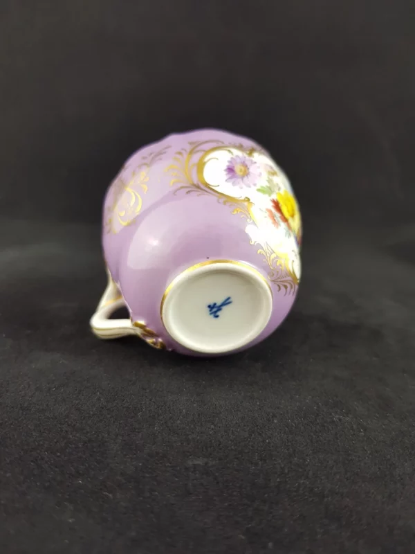 MEISSEN - Tasse en porcelaine, décor floral et dorure sur fond lilas – Image 3