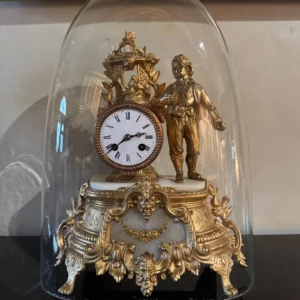 NAPOLÉON III - Pendule en bronze doré et marbre sous globe