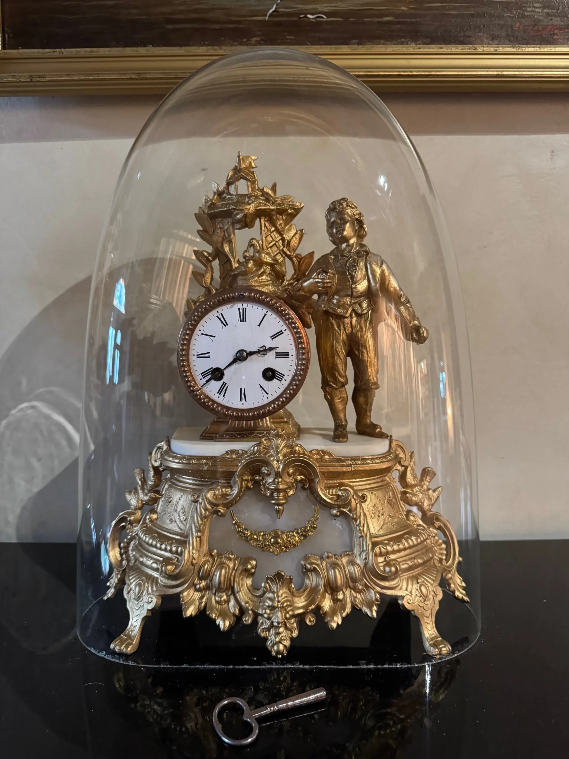 NAPOLÉON III - Pendule en bronze doré et marbre sous globe