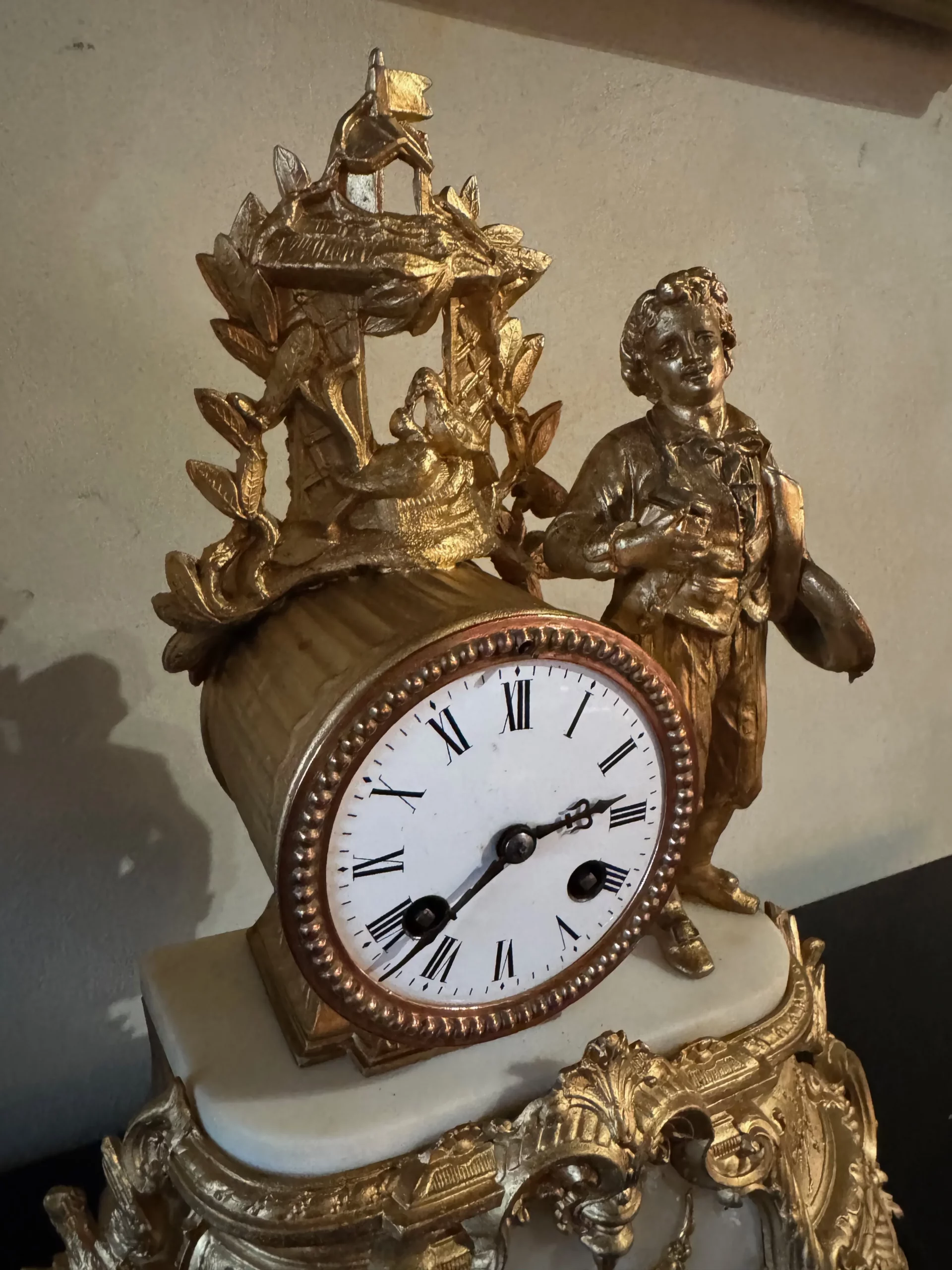 NAPOLÉON III - Pendule en bronze doré et marbre sous globe – Image 2