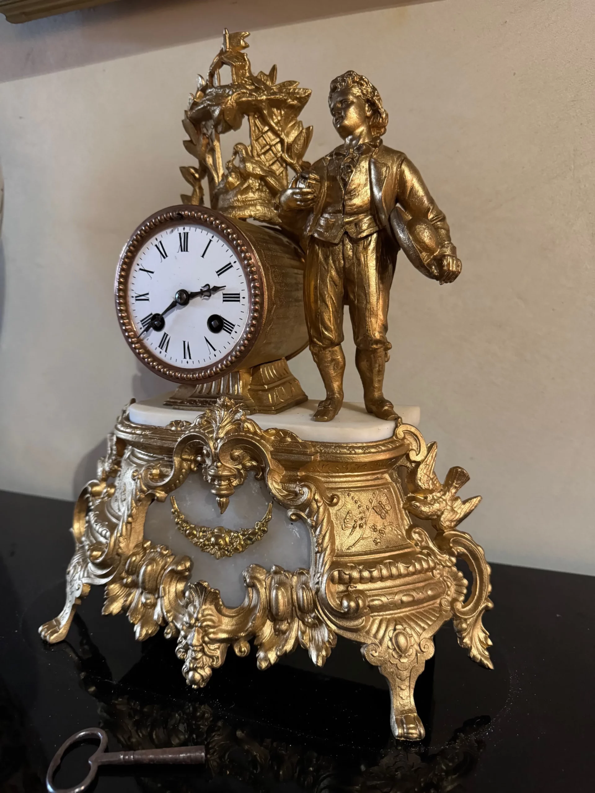 NAPOLÉON III - Pendule en bronze doré et marbre sous globe – Image 3