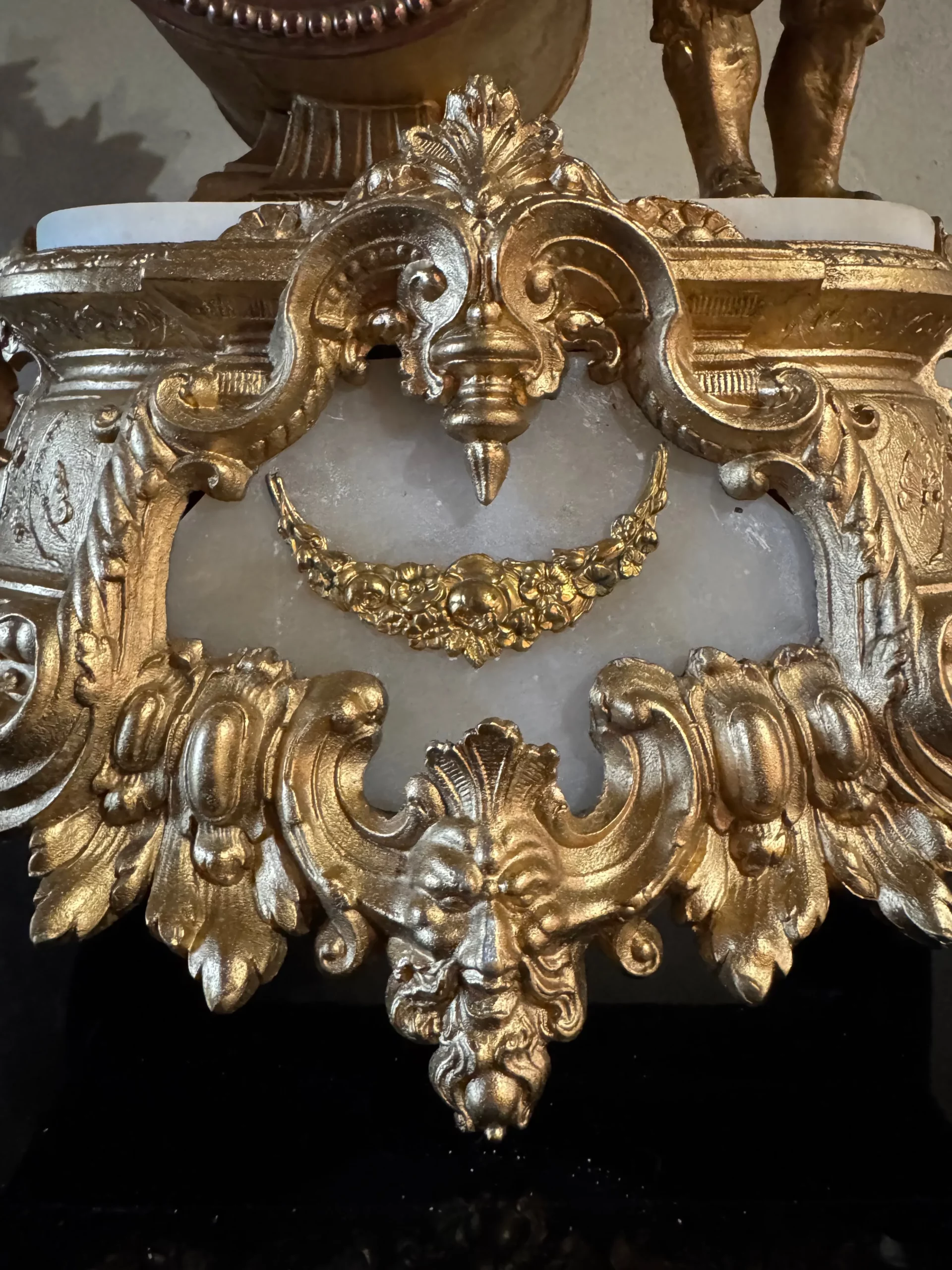 NAPOLÉON III - Pendule en bronze doré et marbre sous globe – Image 4