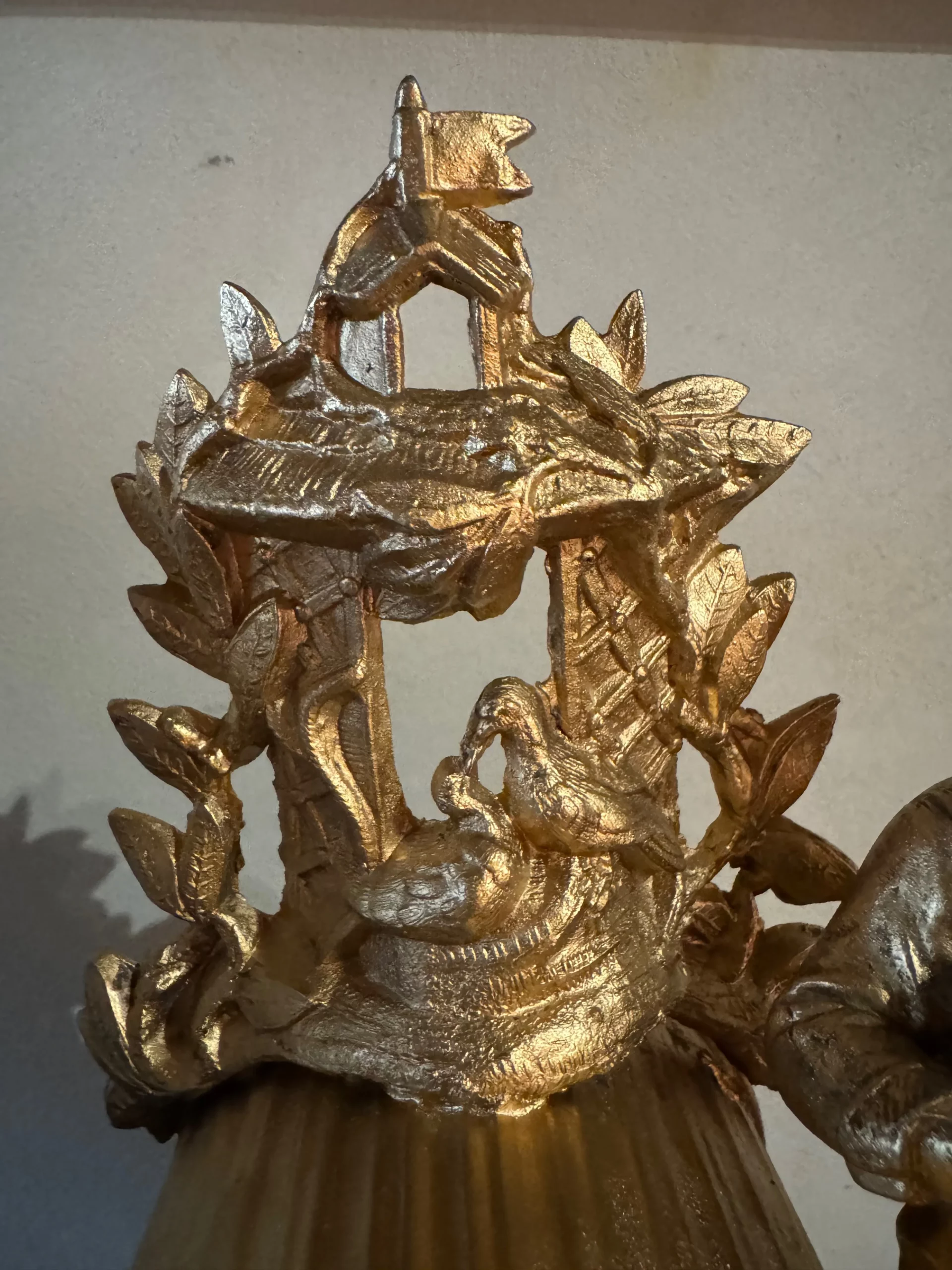 NAPOLÉON III - Pendule en bronze doré et marbre sous globe – Image 5