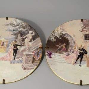 PARIS - Paire d'Assiettes Murales Signées, Scènes Galantes de Cour à la Renaissance