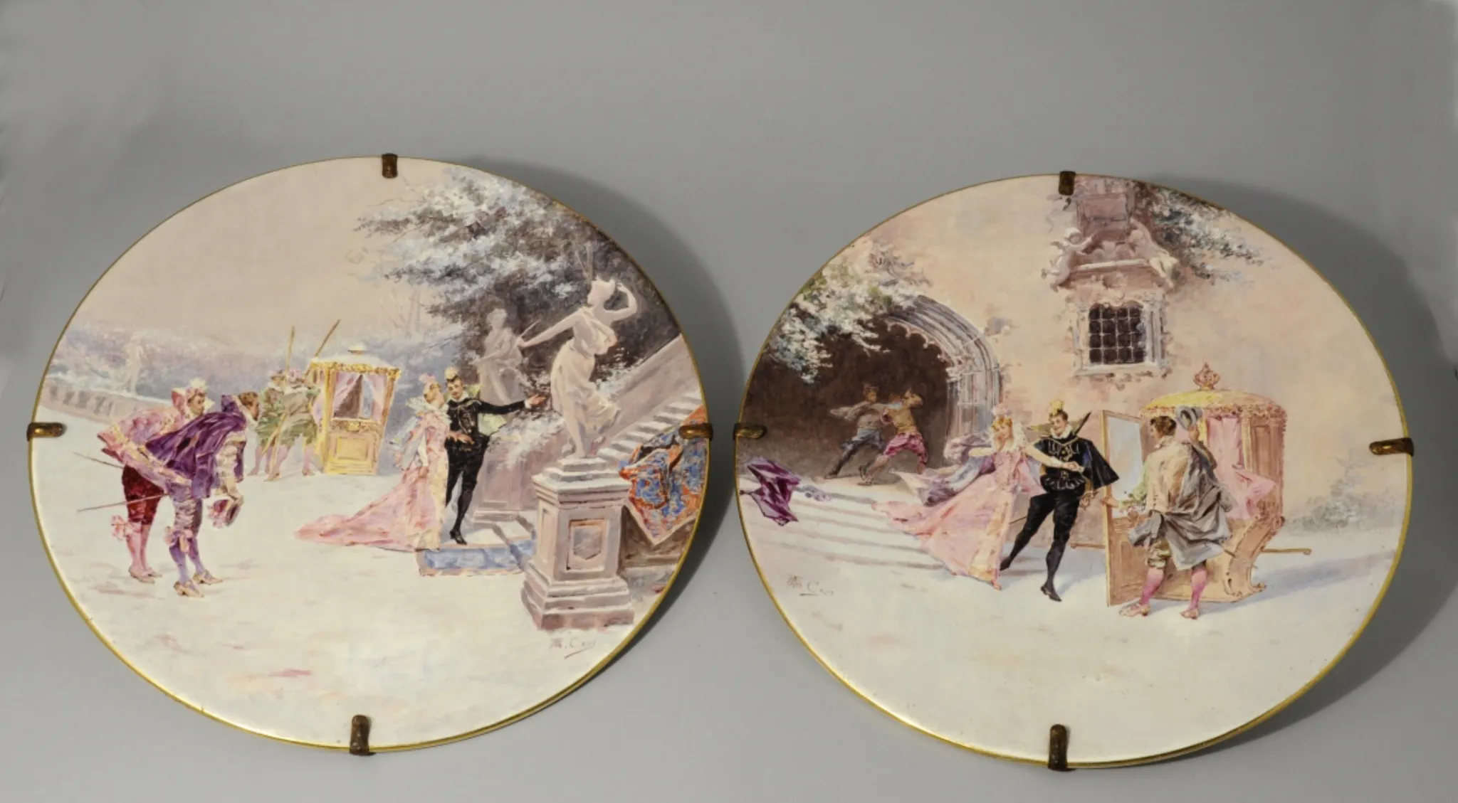 PARIS - Paire d'Assiettes Murales Signées, Scènes Galantes de Cour à la Renaissance