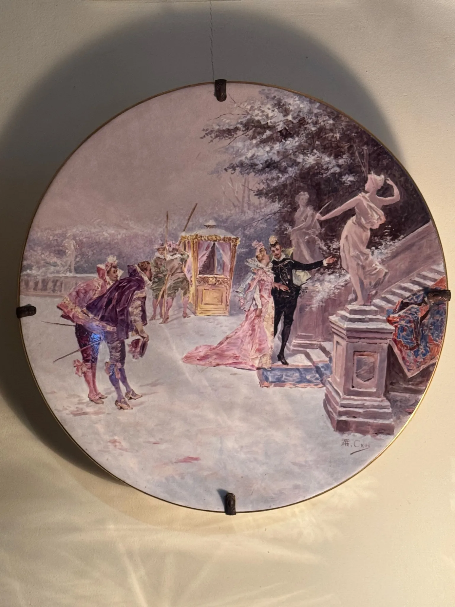 PARIS - Paire d'Assiettes Murales Signées, Scènes Galantes de Cour à la Renaissance – Image 7