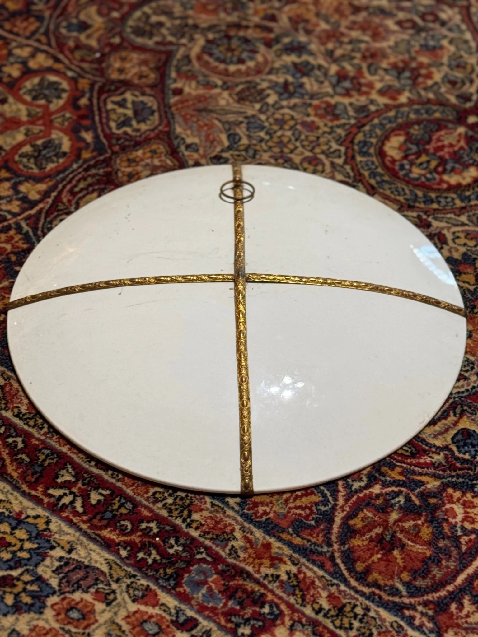 PARIS - Paire d'Assiettes Murales Signées, Scènes Galantes de Cour à la Renaissance – Image 9