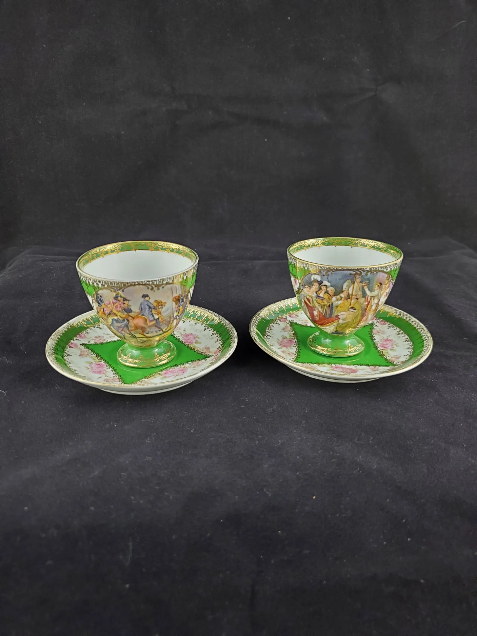 NAPOLÉON III (style) - Duo de tasses et soucoupes en porcelaine peinte