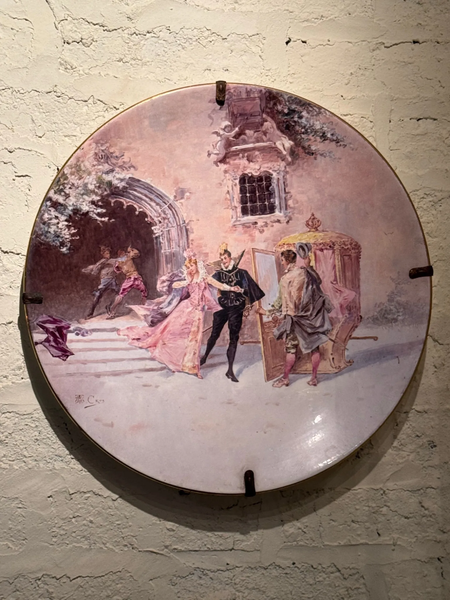 PARIS - Paire d'Assiettes Murales Signées, Scènes Galantes de Cour à la Renaissance – Image 2