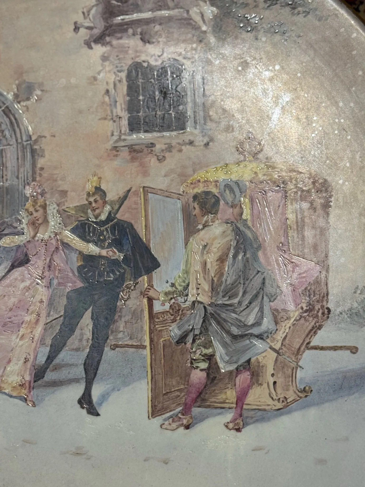 PARIS - Paire d'Assiettes Murales Signées, Scènes Galantes de Cour à la Renaissance – Image 4