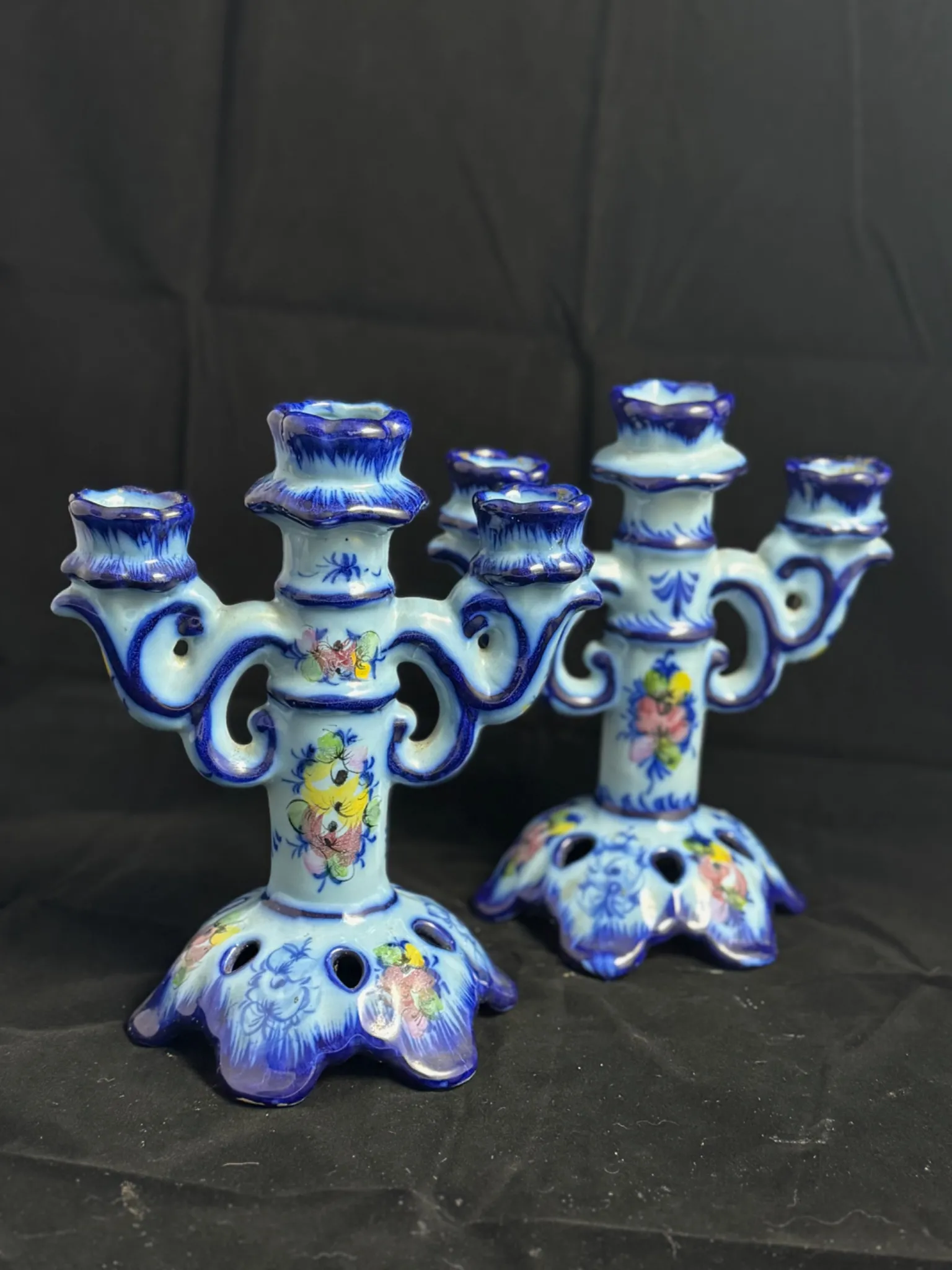 PORTUGAL - Paire de candélabres en faïence