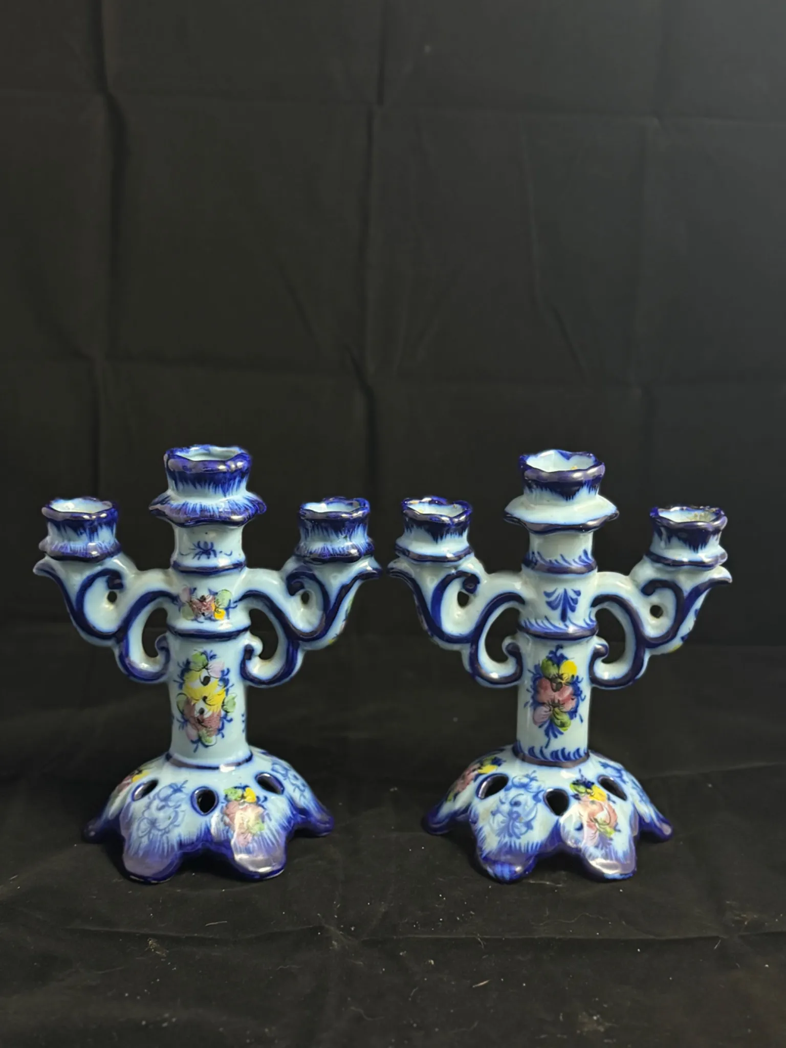 PORTUGAL - Paire de candélabres en faïence – Image 2