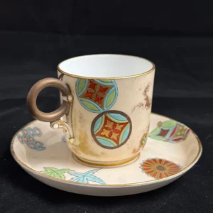 ROYAL WORCESTER (Angleterre) - Tasse et soucoupe en porcelaine décorée