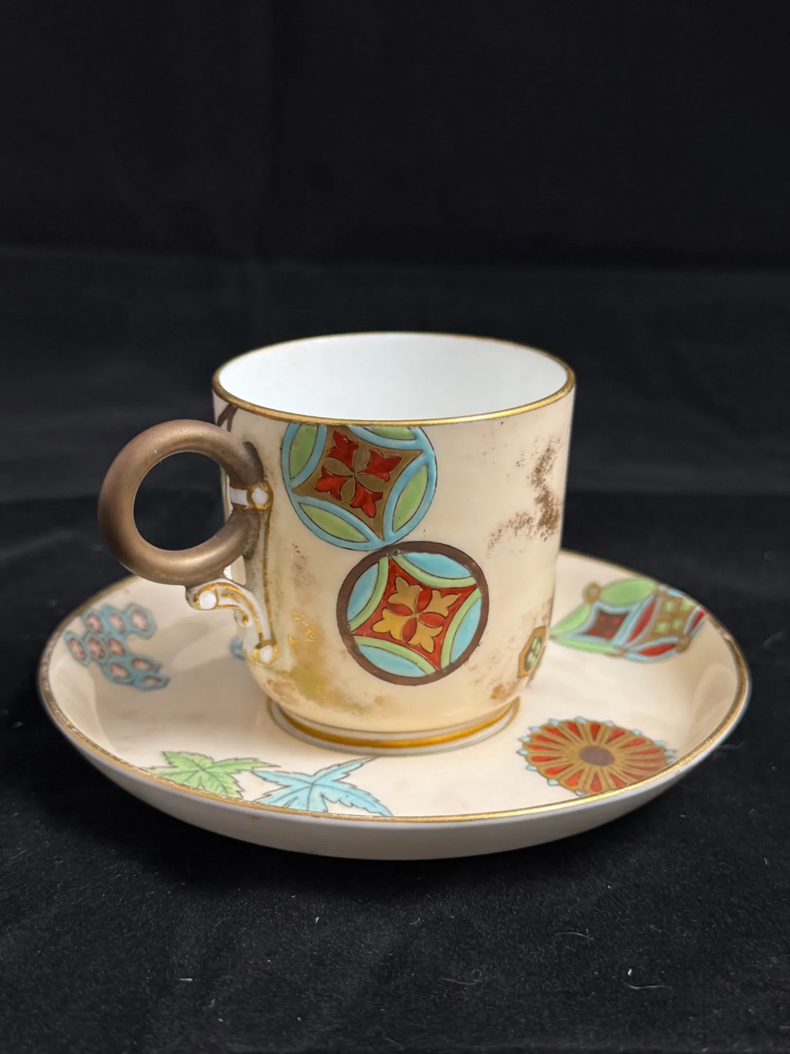 ROYAL WORCESTER (Angleterre) - Tasse et soucoupe en porcelaine décorée